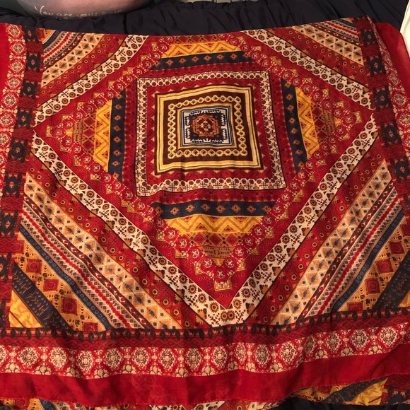 Long patterned wrap/ scarf - Picture 4 of 4